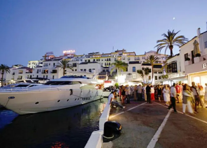 Off Line Deluxe 2 Bedroom Golf Puerto Banus Marbella 12 Minutes Away By G00giemaps Lägenhet Estepona